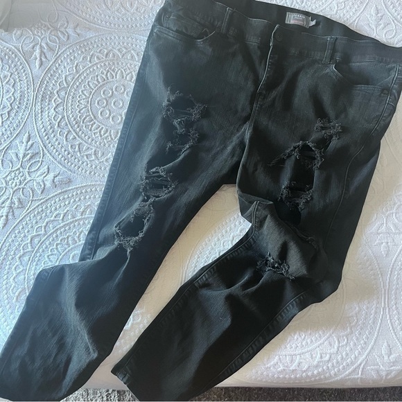 TORRID Bombshell Skinny Premium Stretch‎ High-Rise Destructed Jean - Picture 5 of 7